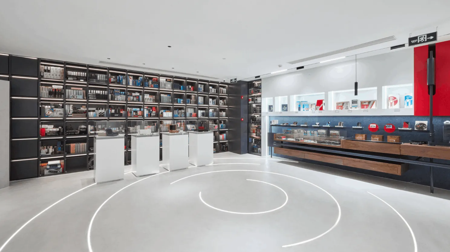 Zhang Jian speaking in his collection room