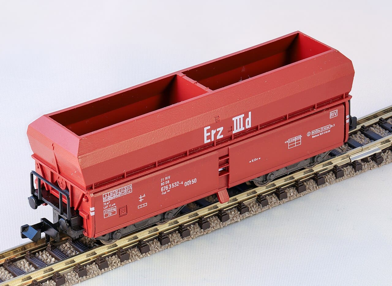 Fleischmann N-scale red ore hopper wagon on track