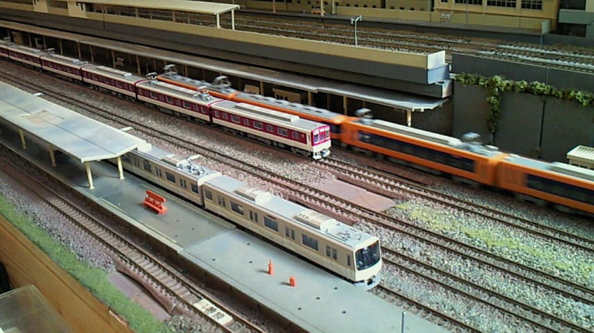 Greenmax N-scale Kintetsu train in a station on a layout