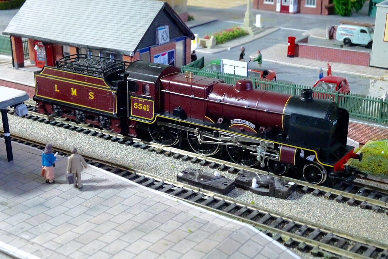 Hornby OO LMS steam locomotive 5541 in crimson livery in front of a station scene